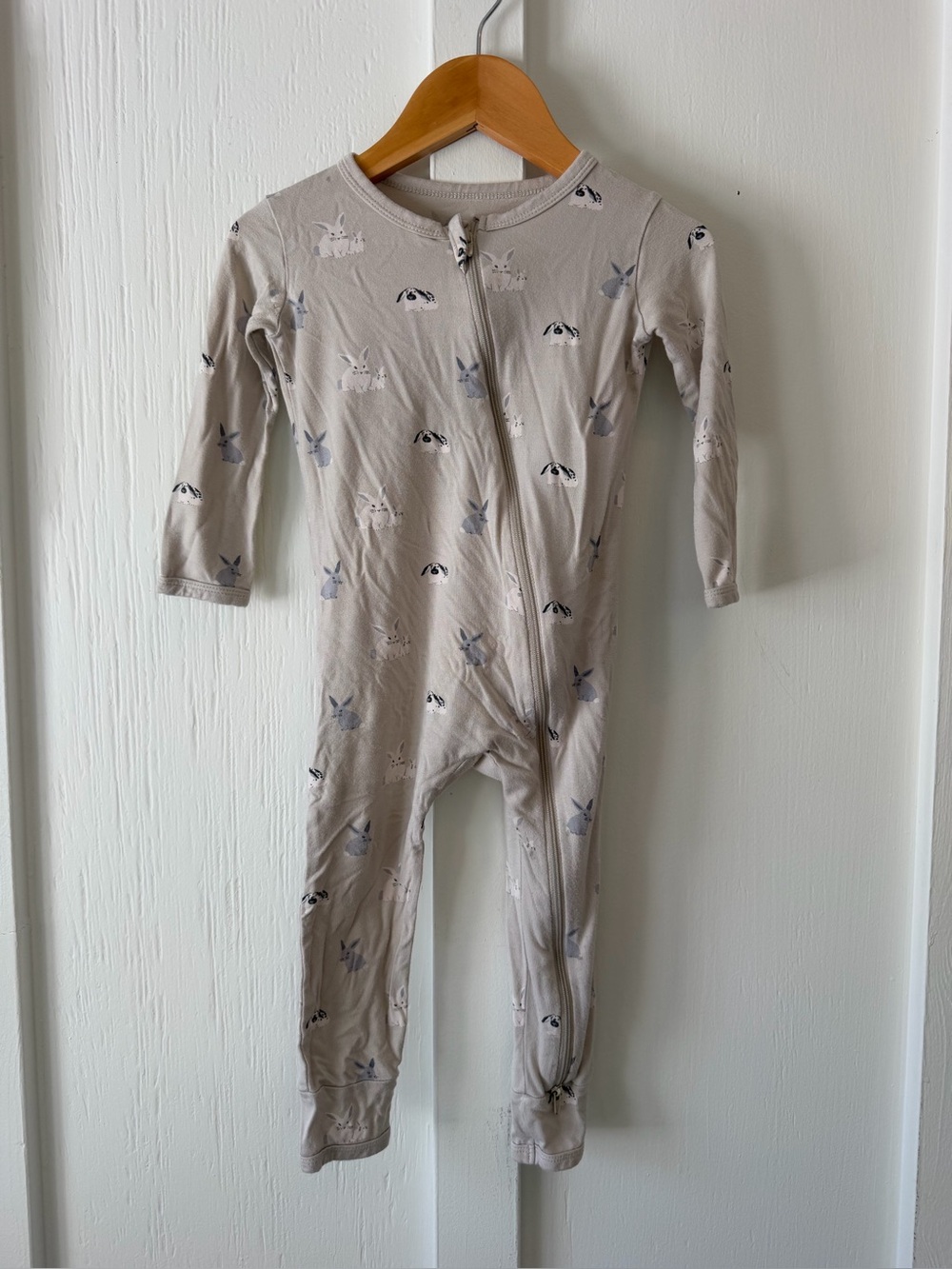 Kyte Baby Zipper Romper in Oat + Bunny, Size 3T.